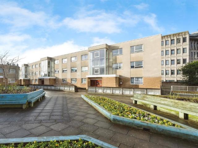 Flat for sale in Eastgate, Peterborough