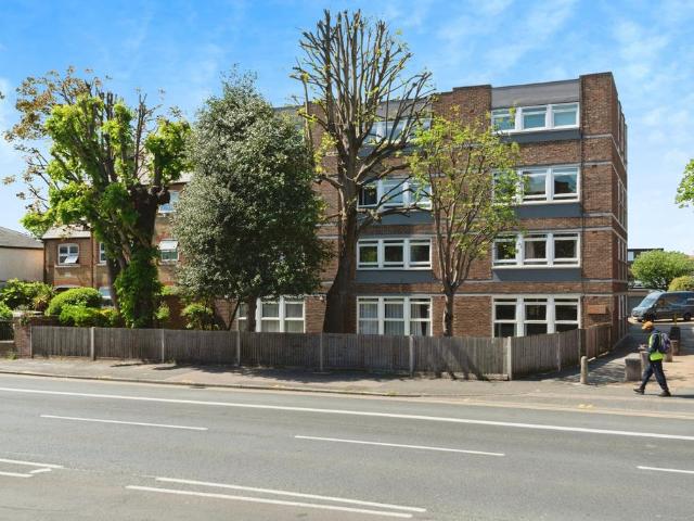 Flat for sale in London Borough of Merton, South Wimbledon