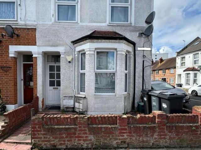 Flat for sale in London Borough of Hounslow, Greater London