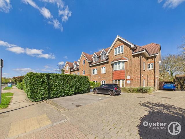 Flat for sale in Little Stanmore, Greater London