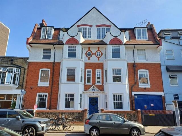 Flat for sale in Shepherd's Bush, Greater London