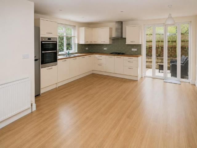 Flat for sale in Rose Hill, Pachesham Park