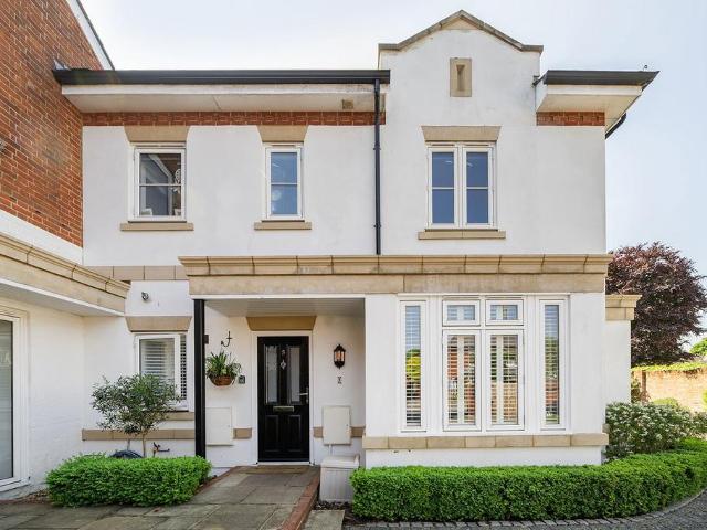 Flat for sale in Ripley, Guildford