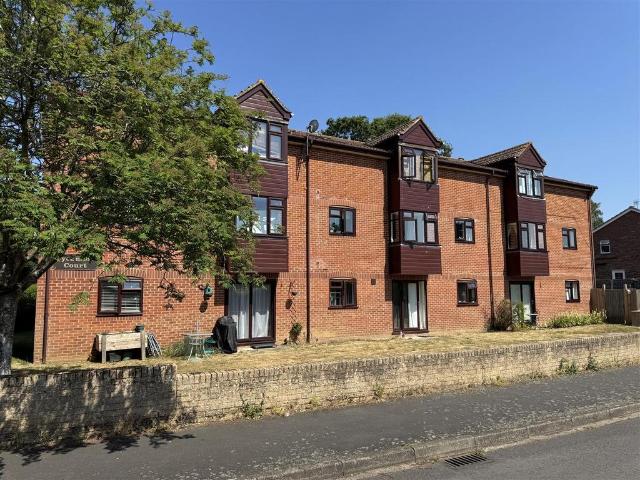Flat for sale in Binscombe, Fole