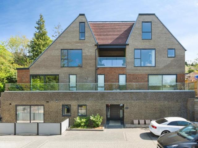 Flat for sale in London Borough of Croydon, Purley