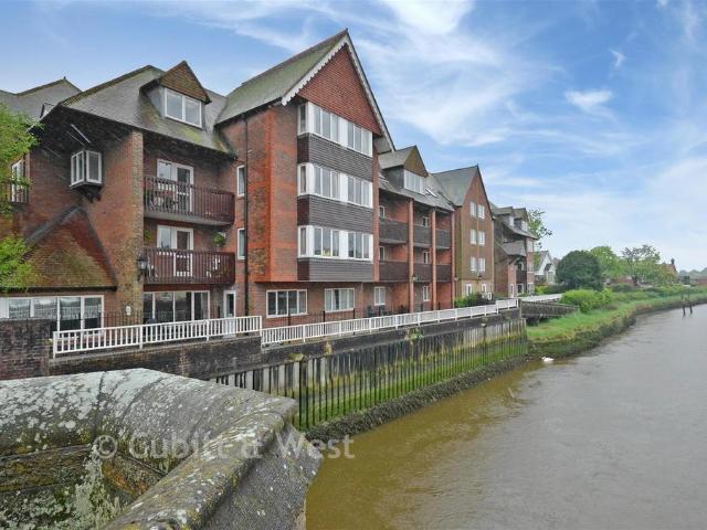 Flat for sale in Arundel, Clapham