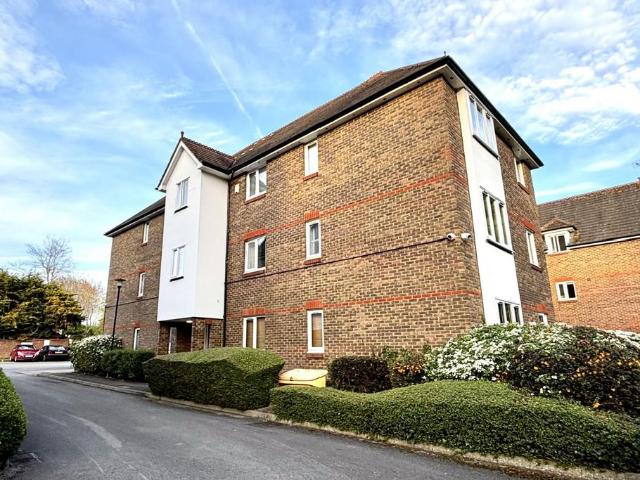 Flat for sale in Pinner, Greater London