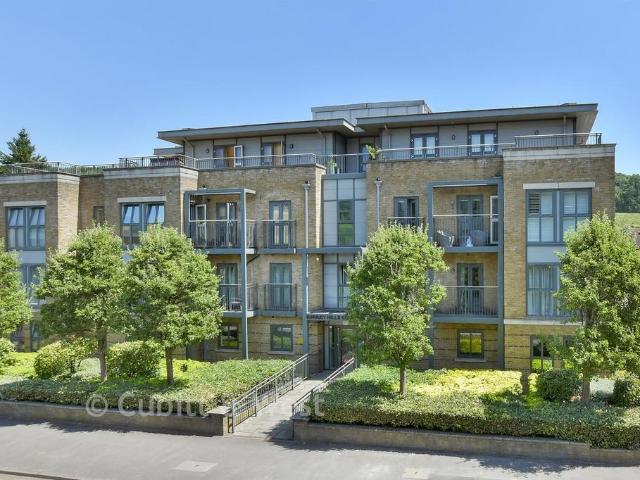 Flat for sale in Caterham Valley, Hillview