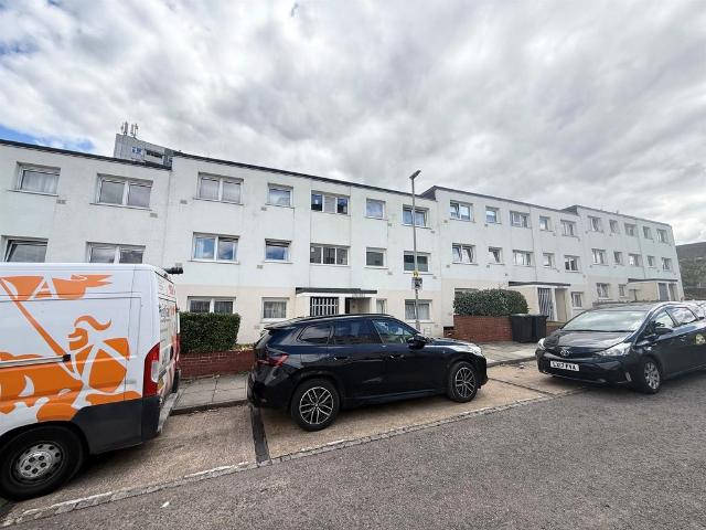 Flat for sale in Spring Park, Luton