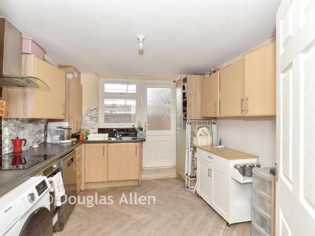 Flat for sale in Vange, Essex
