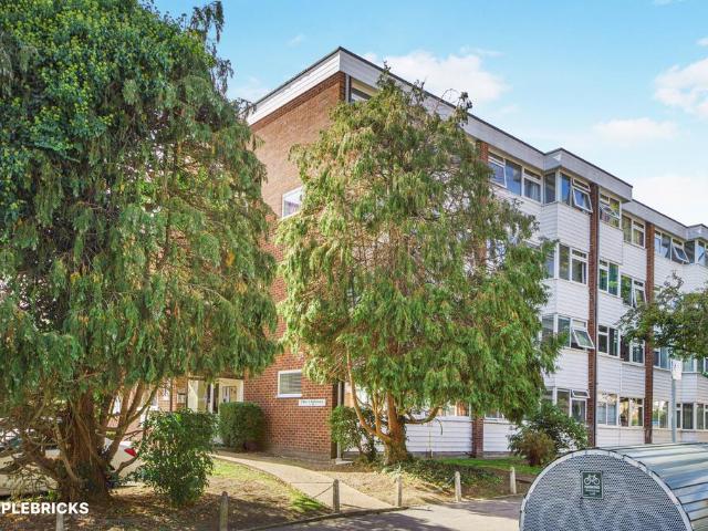 Flat for sale in London Borough of Redbridge, Greater London