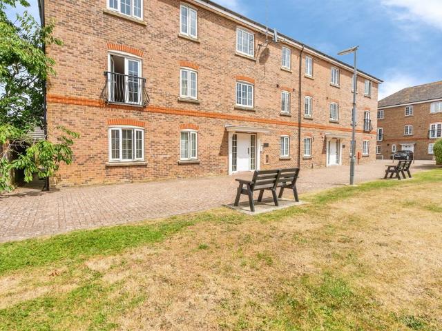 Flat for sale in Littlecote, West Sussex