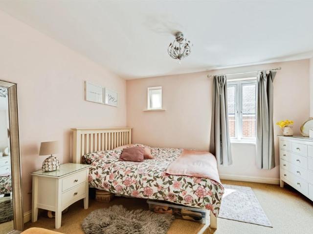 Flat for sale in Madley Park, Black Bourton