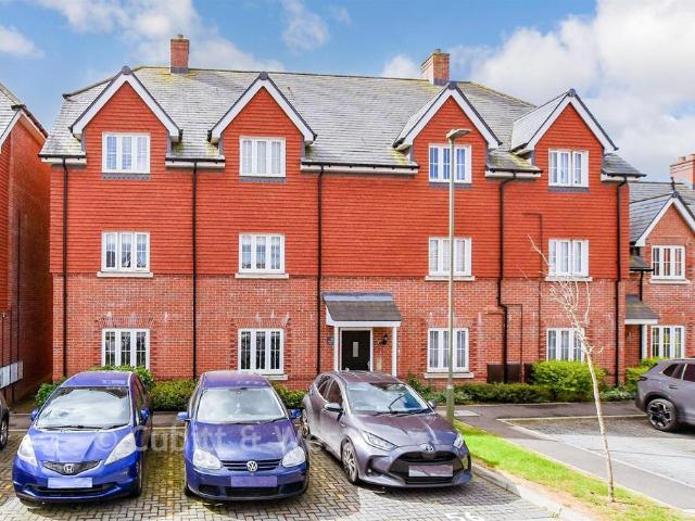 Flat for sale in Fole, Surrey