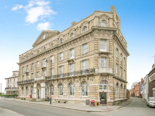 Flat for sale in Dale Hill, Essex