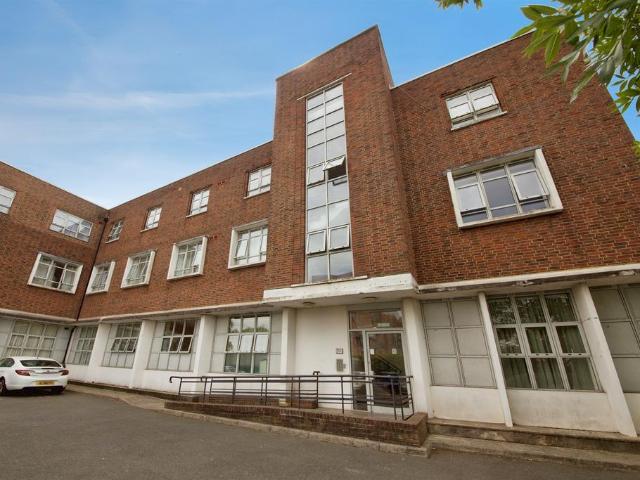 Flat for sale in Thames View, Greater London
