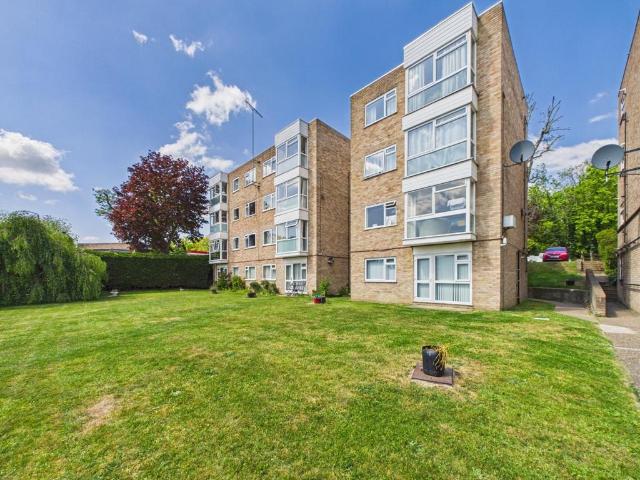 Flat for sale in Hayes, Greater London