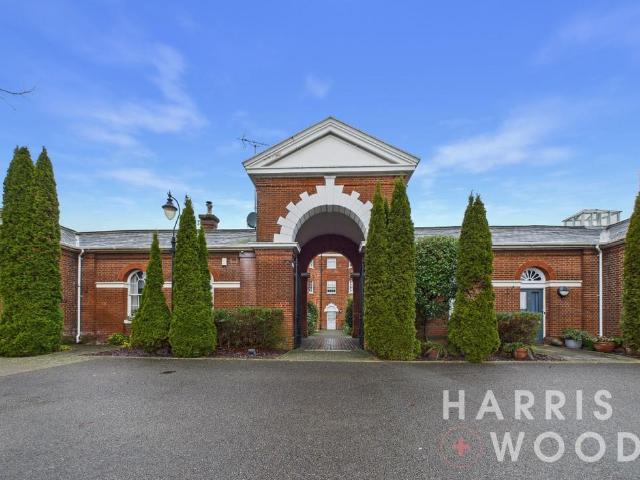 Flat for sale in Chipping Hill, Essex