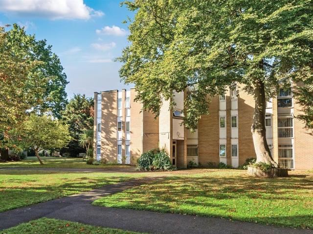 Flat for sale in Bush Hill Park, Greater London