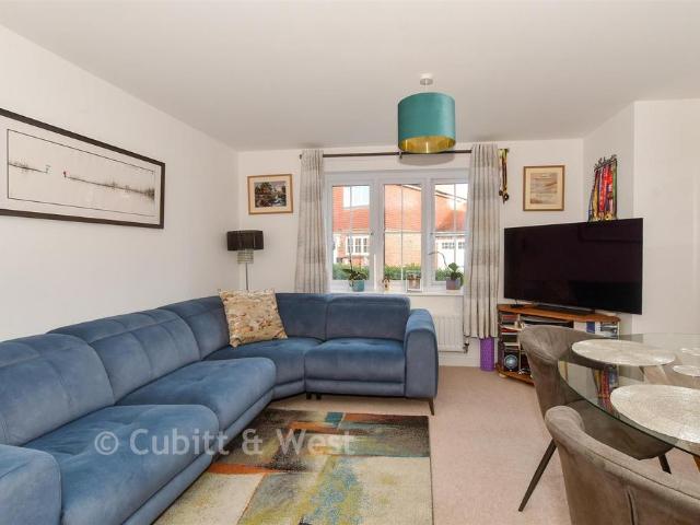 Flat for sale in Fole, Surrey