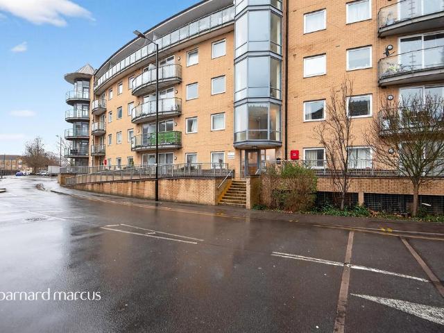 Flat for sale in London Borough of Hounslow, Feltham
