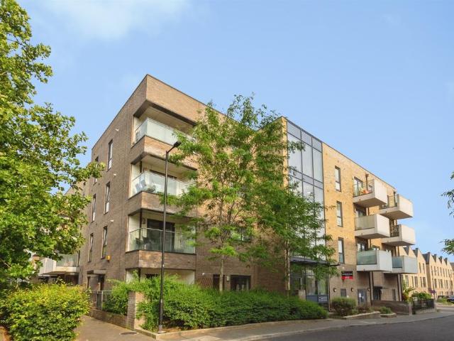 Flat for sale in Lane, Greater London