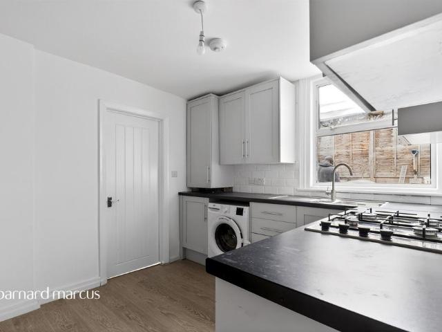Flat for sale in London Borough of Merton, Collier's Wood