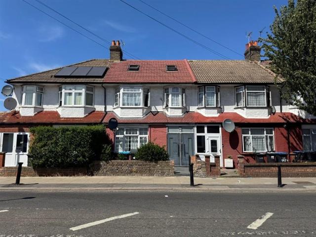Flat for sale in Bowes, Greater London