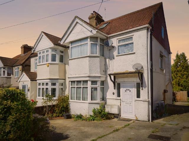 Flat for sale in Harrow Weald, Greater London