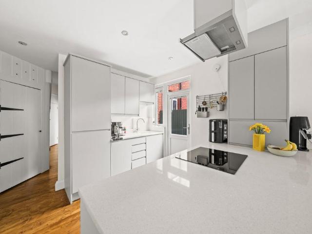 Flat for sale in Dollis Hill, Greater London