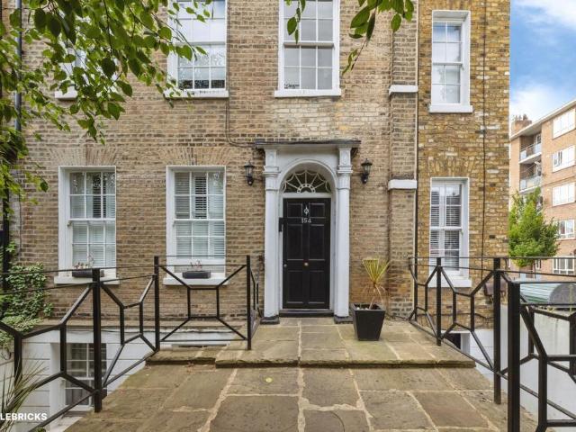 Flat for sale in Walworth, Greater London