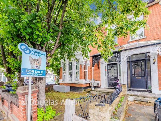 Flat for sale in Gants Hill, Greater London