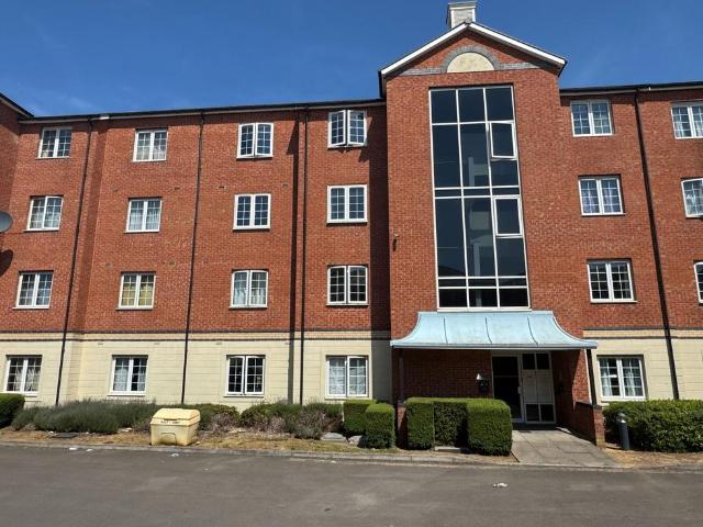 Flat for sale in Wotton, Gloucester