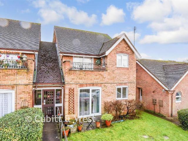Flat for sale in Tattenham Corner, Red Hill