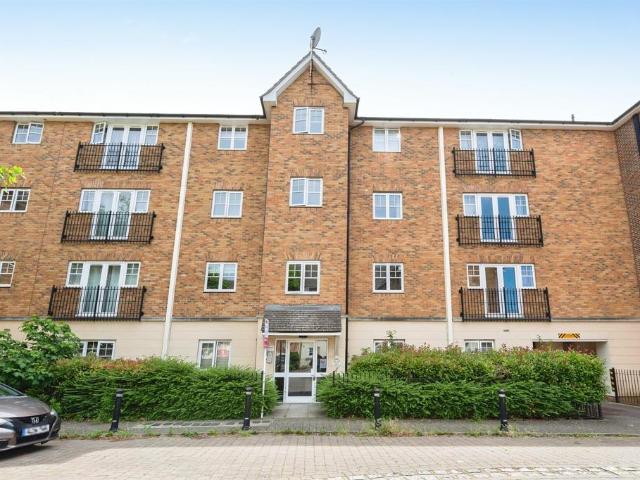 Flat for sale in Purfleet, Essex