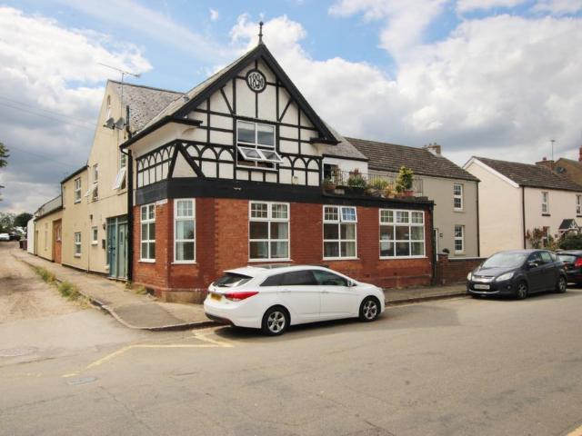 Flat for sale in Woodford