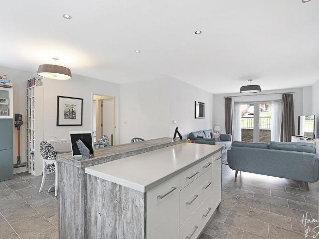 Flat for sale in Ivy Chimneys, Epping