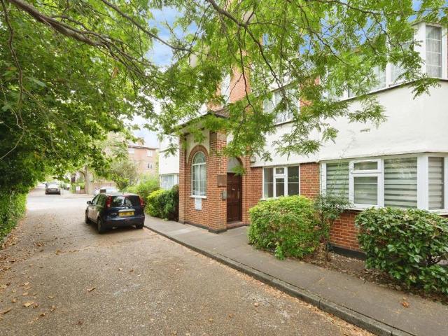 Flat for sale in Lane, Greater London