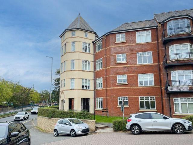 Flat for sale in Goldthorn Hill, West Midlands