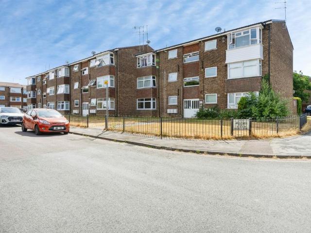 Flat for sale in Leighton-Linslade, Leighton Buzzard
