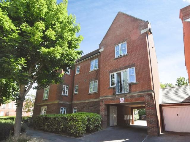 Flat for sale in Gidea Park, Greater London