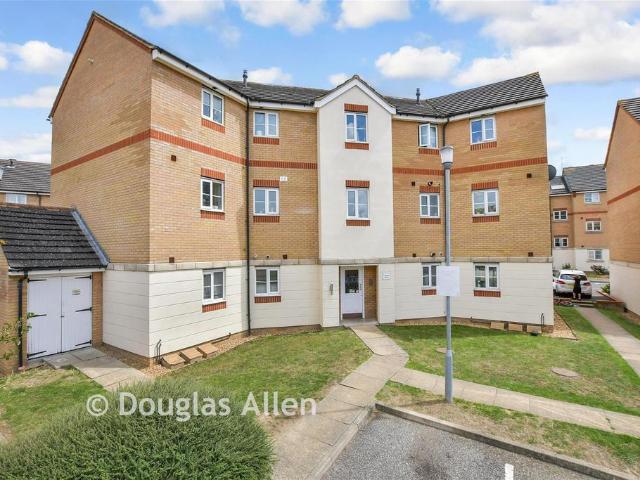 Flat for sale in Harold Wood, Greater London