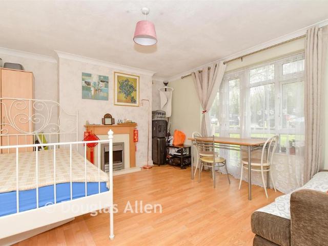 Flat for sale in London Borough of Barking and Dagenham, Greater London