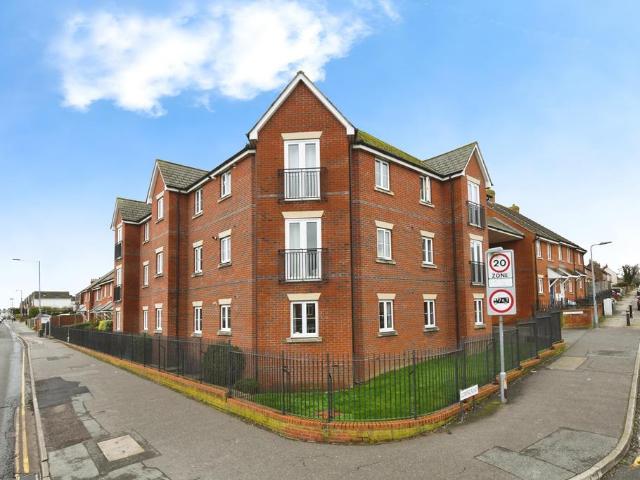 Flat for sale in Fordham Heath, Essex