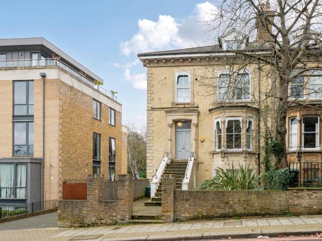 Flat for sale in Roehampton, Greater London