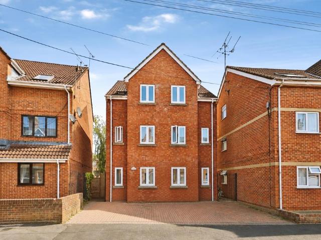 Flat for sale in Yeovil, Somerset