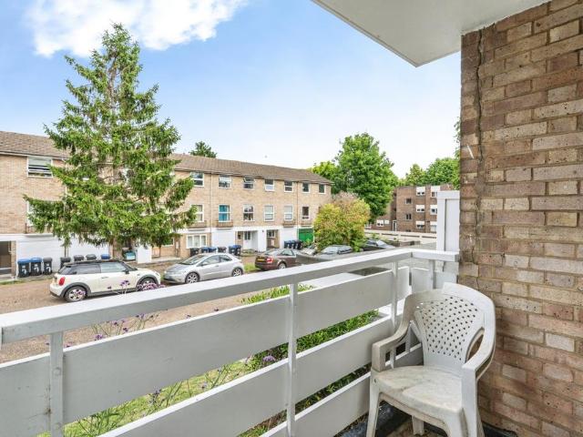 Flat for sale in Horsell, Woking
