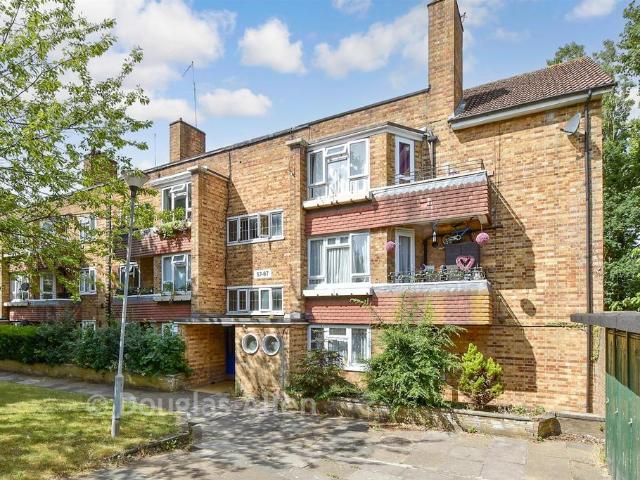 Flat for sale in Hale End, Greater London