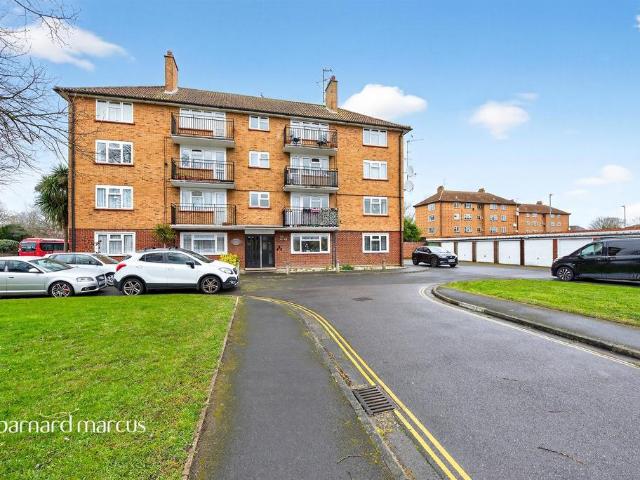 Flat for sale in London Borough of Hounslow, Feltham