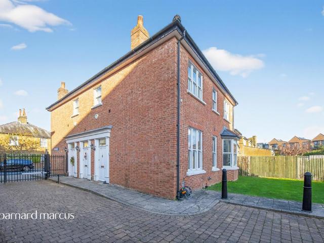 Flat for sale in High Barnet, Isle Of Man